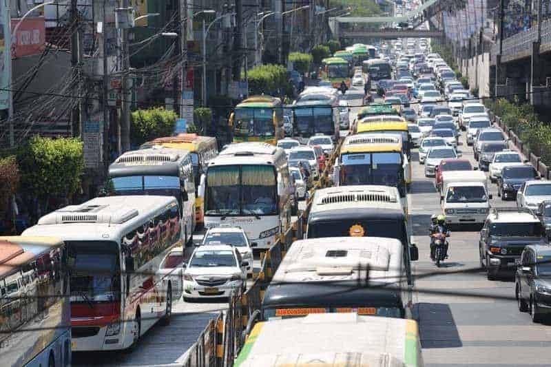met1-edsa-bus-russell-palma_2019-05-06_21-06-55 Car accident
